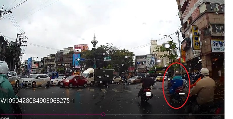 還以為直線行駛不用打方向燈?小心「Y字型交叉路口」的道路陷阱 最高可罰1200! 還以為直線行駛不用打方向燈?小心「Y字型交叉路口」的道路陷阱 最高可罰1200!