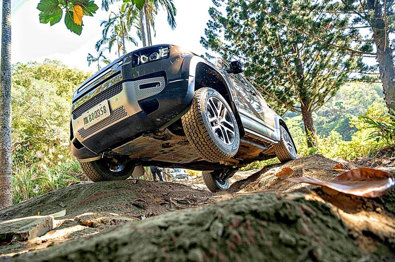 全新《Land Rover Defender 110 P300 HSE》試駕︱除了飛天遁地 幾乎無所不能! 全新《Land Rover Defender 110 P300 HSE》試駕︱除了飛天遁地 幾乎無所不能!