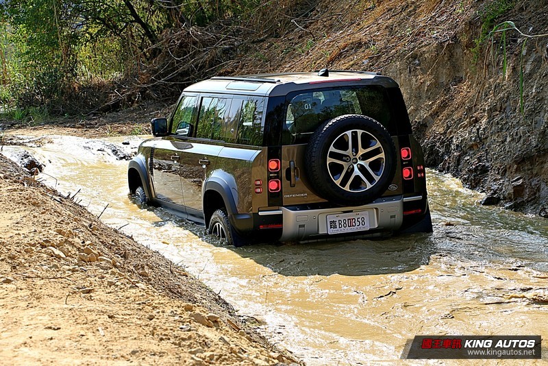 全新《Land Rover Defender 110 P300 HSE》試駕︱除了飛天遁地 幾乎無所不能! 全新《Land Rover Defender 110 P300 HSE》試駕︱除了飛天遁地 幾乎無所不能!
