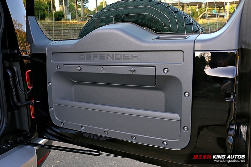 全新《Land Rover Defender 110 P300 HSE》試駕︱除了飛天遁地 幾乎無所不能! 全新《Land Rover Defender 110 P300 HSE》試駕︱除了飛天遁地 幾乎無所不能!