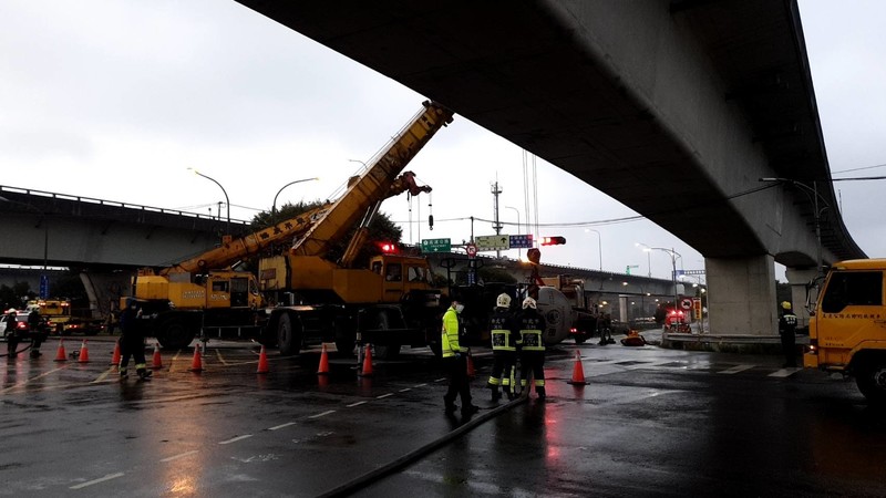 槽車翻覆使林口陷入「交通黑暗」 機捷A9站一度停駛!遇到化學槽車事故該怎麼做? 槽車翻覆使林口陷入「交通黑暗」 機捷A9站一度停駛!遇到化學槽車事故該怎麼做?