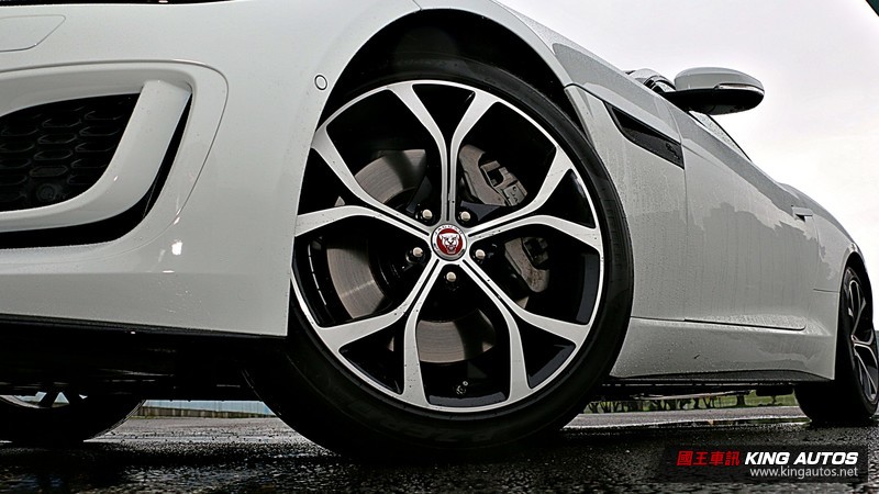 《Jaguar F-Type P300 R-Dynamic》小改款試駕︱更銳利動感的豹力美學! 《Jaguar F-Type P300 R-Dynamic》小改款試駕︱更銳利動感的豹力美學!
