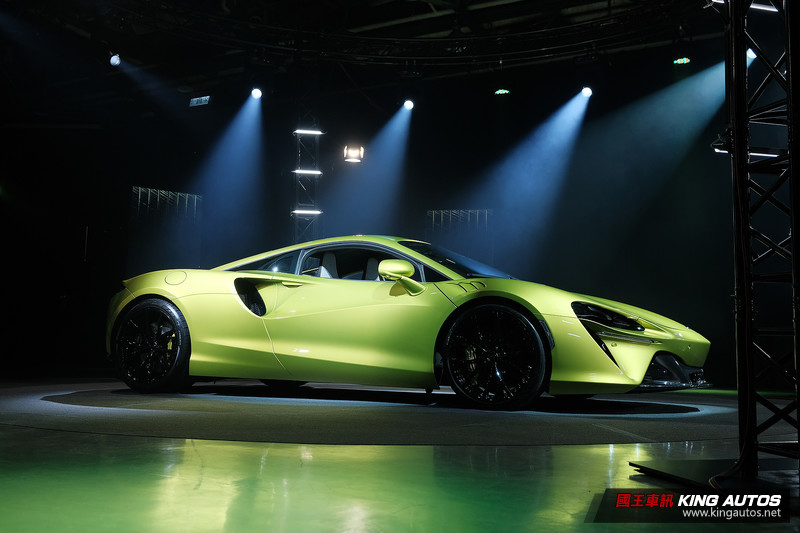 680匹油電超跑《McLaren Artura》接單價1280萬起 一旁還有1.5億限量超跑絕美現身 680匹油電超跑《McLaren Artura》接單價1280萬起 一旁還有1.5億限量超跑絕美現身