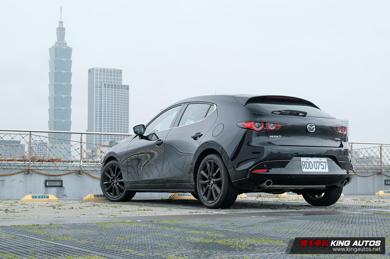 實車直擊︱外黑內紅更騷包?新舊年式《Mazda3》跟100週年紀念款差在哪? 實車直擊︱外黑內紅更騷包?新舊年式《Mazda3》跟100週年紀念款差在哪?