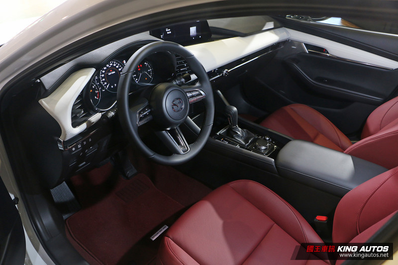 實車直擊︱外黑內紅更騷包?新舊年式《Mazda3》跟100週年紀念款差在哪? 實車直擊︱外黑內紅更騷包?新舊年式《Mazda3》跟100週年紀念款差在哪?