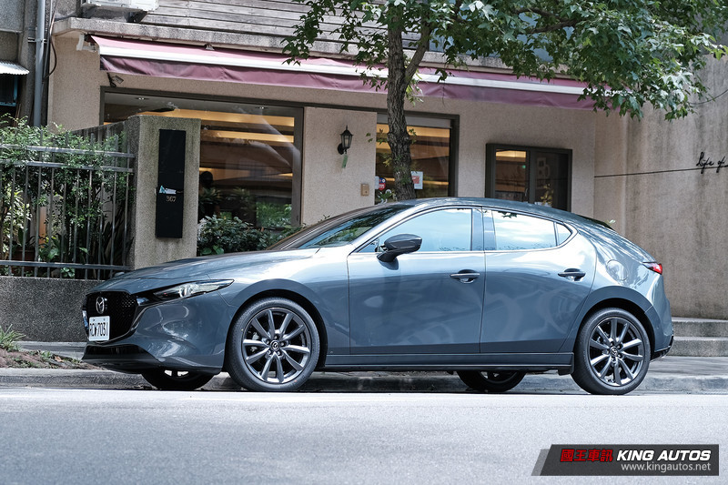 實車直擊︱外黑內紅更騷包?新舊年式《Mazda3》跟100週年紀念款差在哪? 實車直擊︱外黑內紅更騷包?新舊年式《Mazda3》跟100週年紀念款差在哪?