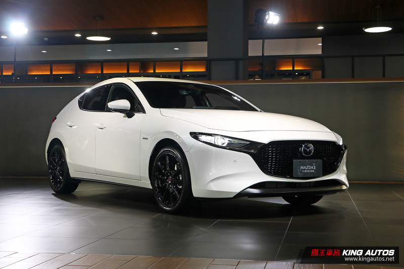 實車直擊︱外黑內紅更騷包?新舊年式《Mazda3》跟100週年紀念款差在哪? 實車直擊︱外黑內紅更騷包?新舊年式《Mazda3》跟100週年紀念款差在哪?