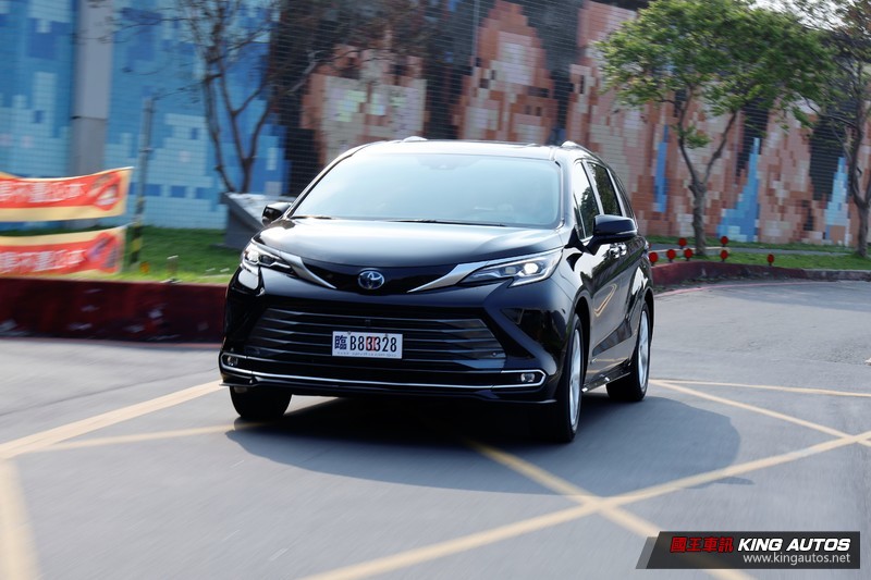 《Toyota Sienna Hybrid 鉑金版》試駕報導|內裝豪華真滿意 油電操駕更愜意 《Toyota Sienna Hybrid 鉑金版》試駕報導|內裝豪華真滿意 油電操駕更愜意
