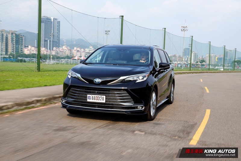 《Toyota Sienna Hybrid 鉑金版》試駕報導|內裝豪華真滿意 油電操駕更愜意 《Toyota Sienna Hybrid 鉑金版》試駕報導|內裝豪華真滿意 油電操駕更愜意