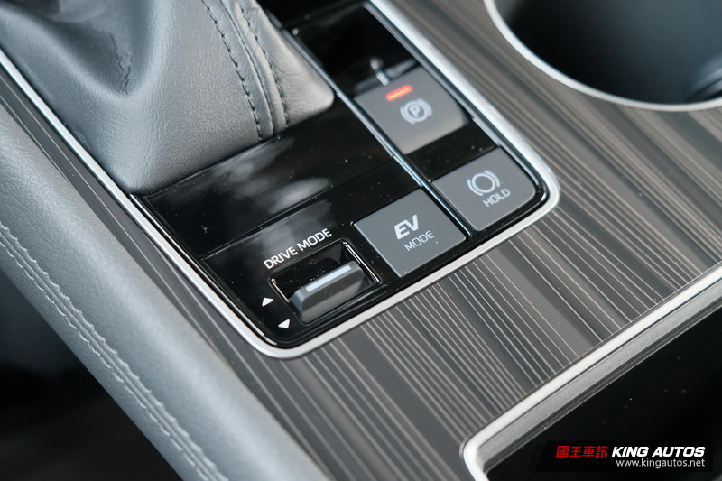 《Toyota Sienna Hybrid 鉑金版》試駕報導|內裝豪華真滿意 油電操駕更愜意 《Toyota Sienna Hybrid 鉑金版》試駕報導|內裝豪華真滿意 油電操駕更愜意