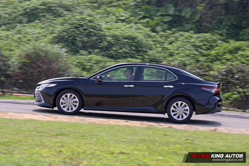 國王駕道︱小改款《Toyota Camry 2.0汽油車型》太超值?連四門馬3、國產Altis都難逃衝擊? 國王駕道︱小改款《Toyota Camry 2.0汽油車型》太超值?連四門馬3、國產Altis都難逃衝擊?