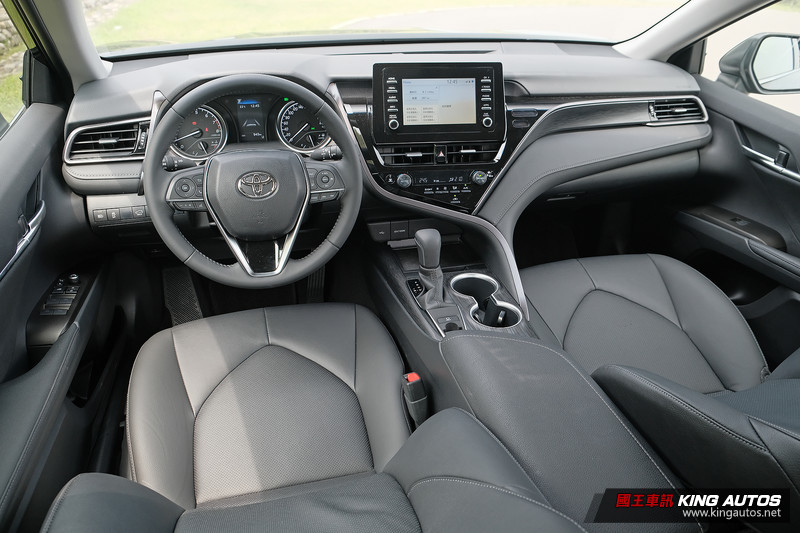 國王駕道︱小改款《Toyota Camry 2.0汽油車型》太超值?連四門馬3、國產Altis都難逃衝擊? 國王駕道︱小改款《Toyota Camry 2.0汽油車型》太超值?連四門馬3、國產Altis都難逃衝擊?