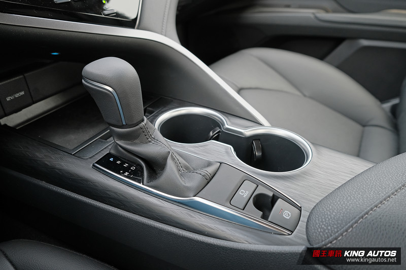 國王駕道︱小改款《Toyota Camry 2.0汽油車型》太超值?連四門馬3、國產Altis都難逃衝擊? 國王駕道︱小改款《Toyota Camry 2.0汽油車型》太超值?連四門馬3、國產Altis都難逃衝擊?