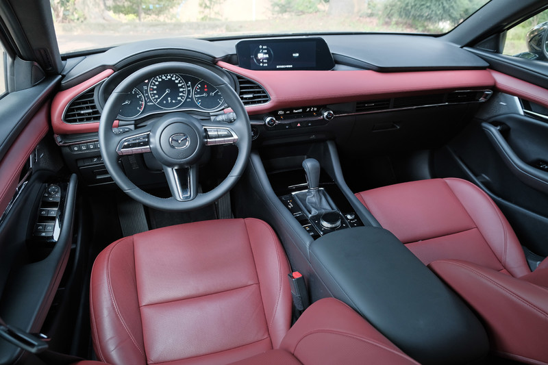 掀背帥還是跨界好?五門MAZDA3跟CX-30之間究竟怎麼選? 掀背帥還是跨界好?五門MAZDA3跟CX-30之間究竟怎麼選?
