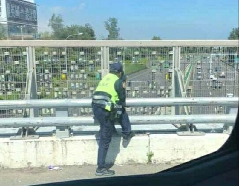 專門拍你開車用手機!澳洲將設專屬攝影系統鎖定「開車低頭族」 罰金破台幣1萬元 台灣有法難罰? 專門拍你開車用手機!澳洲將設專屬攝影系統鎖定「開車低頭族」 罰金破台幣1萬元 台灣有法難罰?