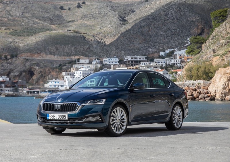 新世代《Skoda Octavia》與短軸三門《Land Rover Defender 90》現蹤!《Toyota Camry H 新世代《Skoda Octavia》與短軸三門《Land Rover Defender 90》現蹤!《Toyota Camry H