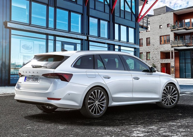 新世代《Skoda Octavia》與短軸三門《Land Rover Defender 90》現蹤!《Toyota Camry H 新世代《Skoda Octavia》與短軸三門《Land Rover Defender 90》現蹤!《Toyota Camry H