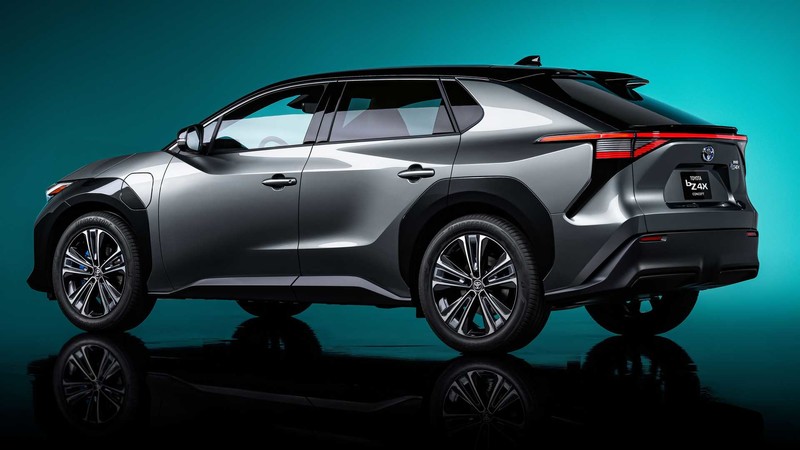 Toyota全新純電休旅《bZ4X》現身!搭載軛式方向盤、太陽能充電系統 明年確定量產 Toyota全新純電休旅《bZ4X》現身!搭載軛式方向盤、太陽能充電系統 明年確定量產