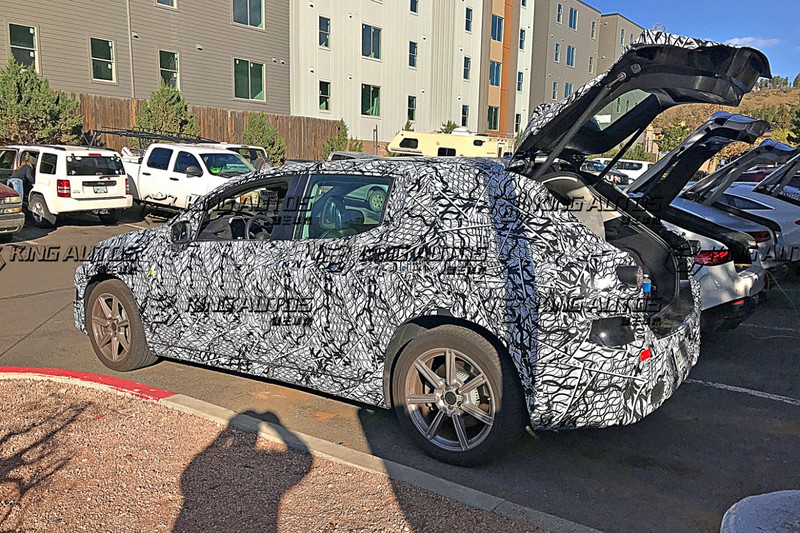 中控台56吋全螢幕再現?!《Mercedes-Benz EQS SUV》純電休旅版 內裝捕獲 中控台56吋全螢幕再現?!《Mercedes-Benz EQS SUV》純電休旅版 內裝捕獲
