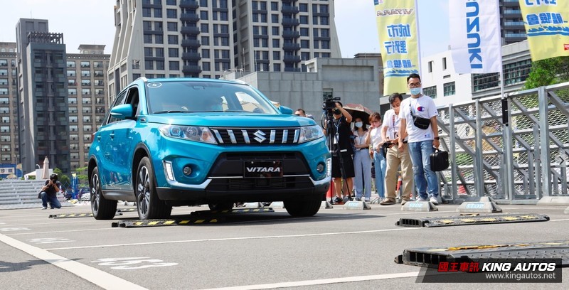 《Suzuki Vitara Allgrip城市野行體驗會》即日起開跑!邀你開上樓梯衝下水池 《Suzuki Vitara Allgrip城市野行體驗會》即日起開跑!邀你開上樓梯衝下水池