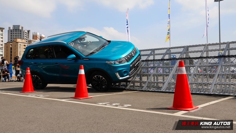 《Suzuki Vitara Allgrip城市野行體驗會》即日起開跑!邀你開上樓梯衝下水池 《Suzuki Vitara Allgrip城市野行體驗會》即日起開跑!邀你開上樓梯衝下水池