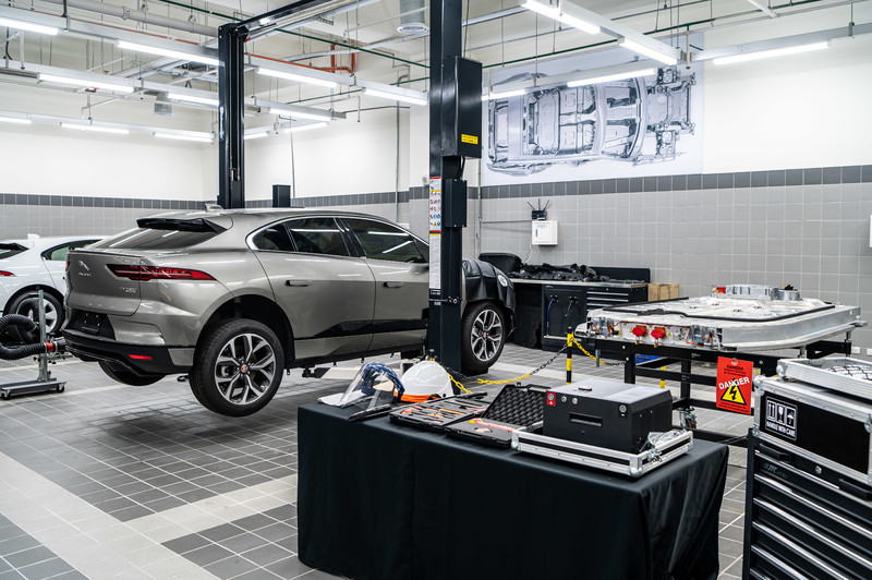 英倫奢華《Jaguar Land Rover》新莊旗艦據點開幕|中古車+維修區 全空調 英倫奢華《Jaguar Land Rover》新莊旗艦據點開幕|中古車+維修區 全空調
