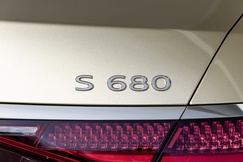 《Maybach S680 4MATIC》無預警亮相|搭載V12引擎榨621匹馬力 車內還有冷藏室 《Maybach S680 4MATIC》無預警亮相|搭載V12引擎榨621匹馬力 車內還有冷藏室
