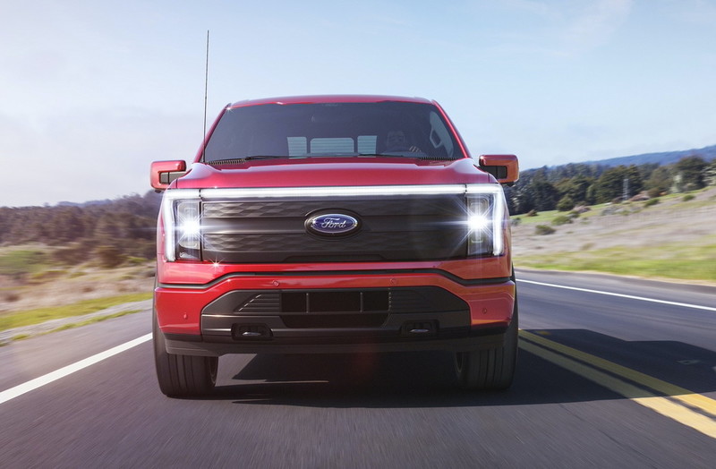 美國總統加持！最新發表的《Ford F-150 Lightning》不只帶電、還快到連F-150 Raptor都追不上