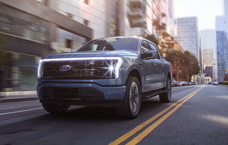 美國總統加持！最新發表的《Ford F-150 Lightning》不只帶電、還快到連F-150 Raptor都追不上