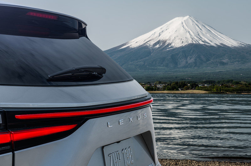 大改款《Lexus NX》預告圖再釋出|具越野性能?最大馬力達300匹?6月12日謎底揭曉 大改款《Lexus NX》預告圖再釋出|具越野性能?最大馬力達300匹?6月12日謎底揭曉