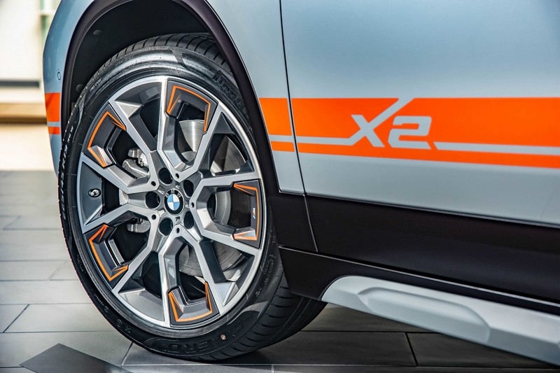 全車系增天窗、音響、腰靠!新年式《BMW X2》正式上市 還多了撞色亮橘特仕車 全車系增天窗、音響、腰靠!新年式《BMW X2》正式上市 還多了撞色亮橘特仕車