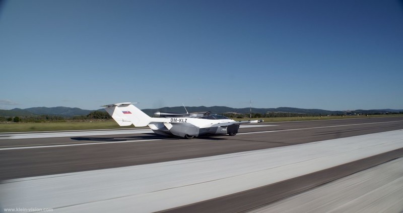 在天空開車的夢真的實現了！全球首架飛行車《AirCar Prototype》長距首飛成功 極速300公里搭載的是BMW引擎
