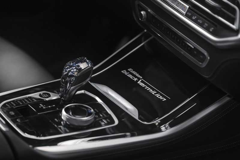 消光黑配上血紅鼻孔 《BMW X5 / X6》推出Black Vermilion特仕車 黑化版《X7 Frozen Black》同