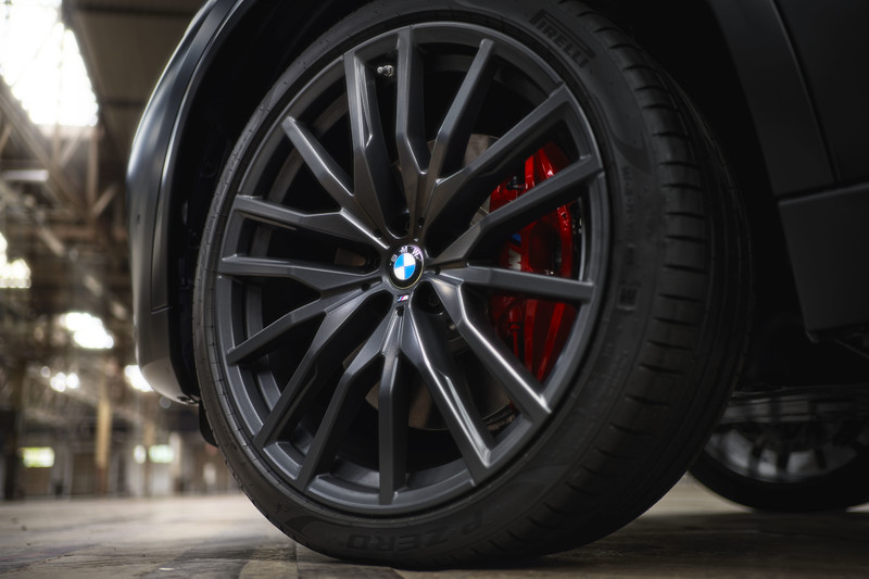 消光黑配上血紅鼻孔 《BMW X5 / X6》推出Black Vermilion特仕車 黑化版《X7 Frozen Black》同
