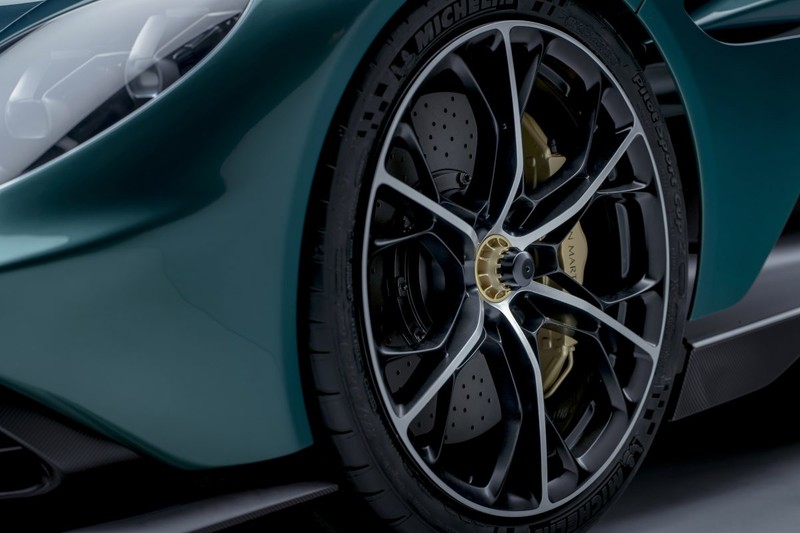 V8油電超跑 連車燈也輕量化《Aston Martin Valhalla》零百加速2.5秒 準備在紐北屌打《Porsche 911