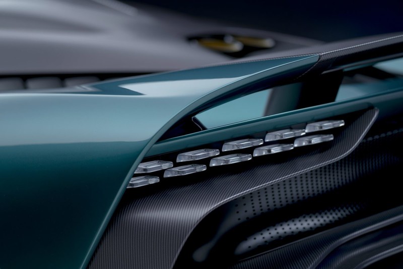 V8油電超跑 連車燈也輕量化《Aston Martin Valhalla》零百加速2.5秒 準備在紐北屌打《Porsche 911 V8油電超跑 連車燈也輕量化《Aston Martin Valhalla》零百加速2.5秒 準備在紐北屌打《Porsche 911