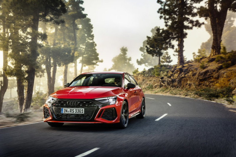 走出停產陰霾 全新《Audi RS 3》延續五缸經典 零百加速快0.3秒 首次導入後軸差速器 頭燈很有戲 走出停產陰霾 全新《Audi RS 3》延續五缸經典 零百加速快0.3秒 首次導入後軸差速器 頭燈很有戲