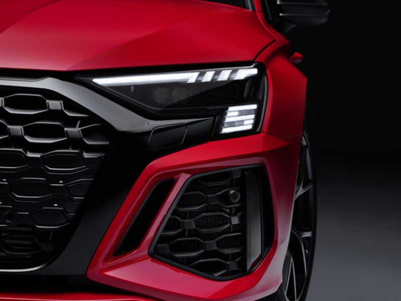走出停產陰霾 全新《Audi RS 3》延續五缸經典 零百加速快0.3秒 首次導入後軸差速器 頭燈很有戲 走出停產陰霾 全新《Audi RS 3》延續五缸經典 零百加速快0.3秒 首次導入後軸差速器 頭燈很有戲