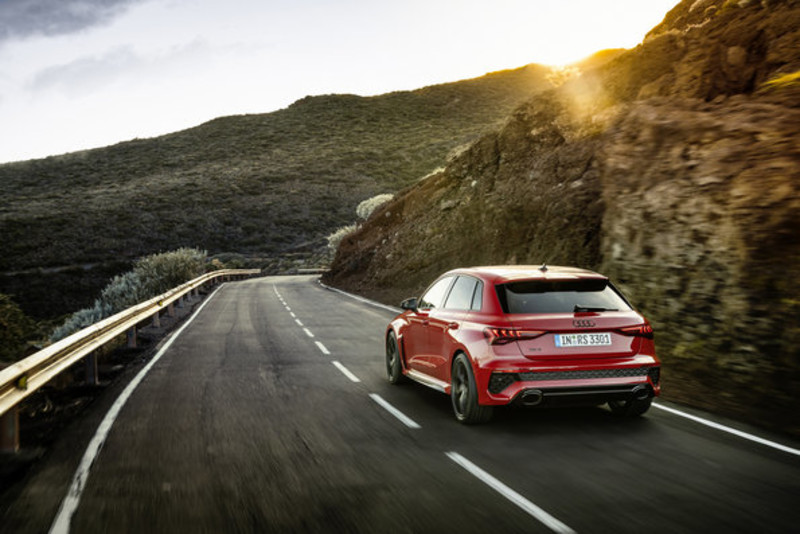 走出停產陰霾 全新《Audi RS 3》延續五缸經典 零百加速快0.3秒 首次導入後軸差速器 頭燈很有戲 走出停產陰霾 全新《Audi RS 3》延續五缸經典 零百加速快0.3秒 首次導入後軸差速器 頭燈很有戲