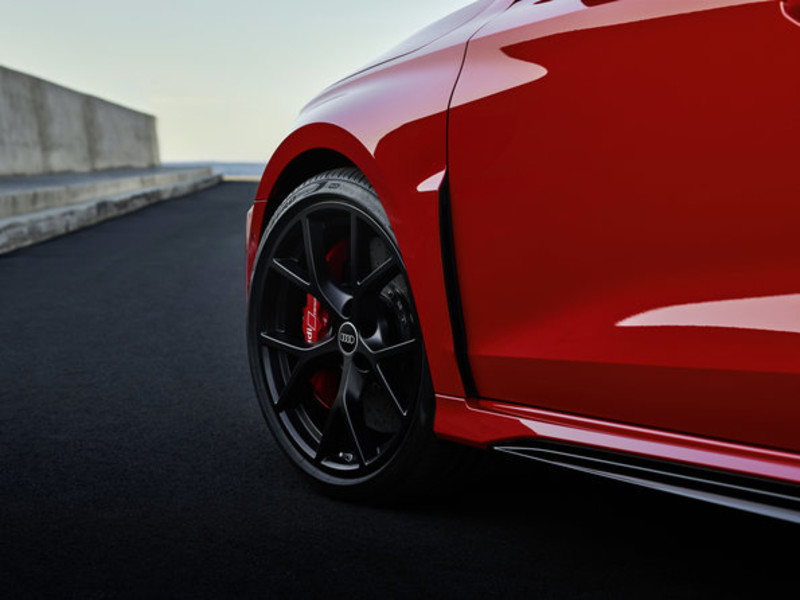 走出停產陰霾 全新《Audi RS 3》延續五缸經典 零百加速快0.3秒 首次導入後軸差速器 頭燈很有戲