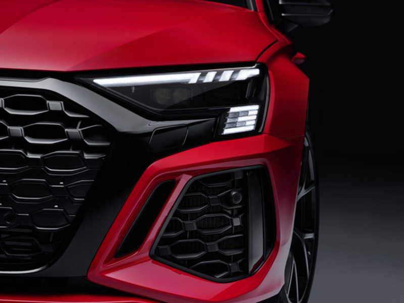 走出停產陰霾 全新《Audi RS 3》延續五缸經典 零百加速快0.3秒 首次導入後軸差速器 頭燈很有戲 走出停產陰霾 全新《Audi RS 3》延續五缸經典 零百加速快0.3秒 首次導入後軸差速器 頭燈很有戲