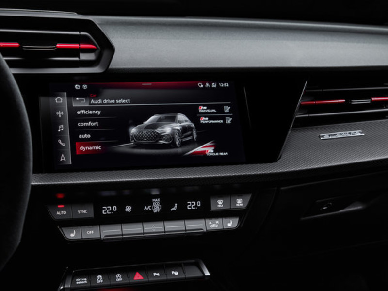 走出停產陰霾 全新《Audi RS 3》延續五缸經典 零百加速快0.3秒 首次導入後軸差速器 頭燈很有戲 走出停產陰霾 全新《Audi RS 3》延續五缸經典 零百加速快0.3秒 首次導入後軸差速器 頭燈很有戲