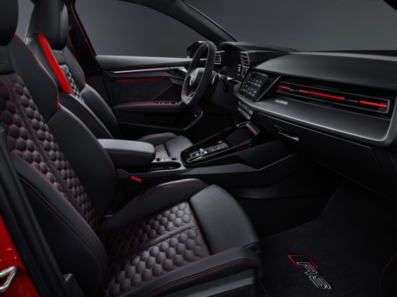 走出停產陰霾 全新《Audi RS 3》延續五缸經典 零百加速快0.3秒 首次導入後軸差速器 頭燈很有戲 走出停產陰霾 全新《Audi RS 3》延續五缸經典 零百加速快0.3秒 首次導入後軸差速器 頭燈很有戲